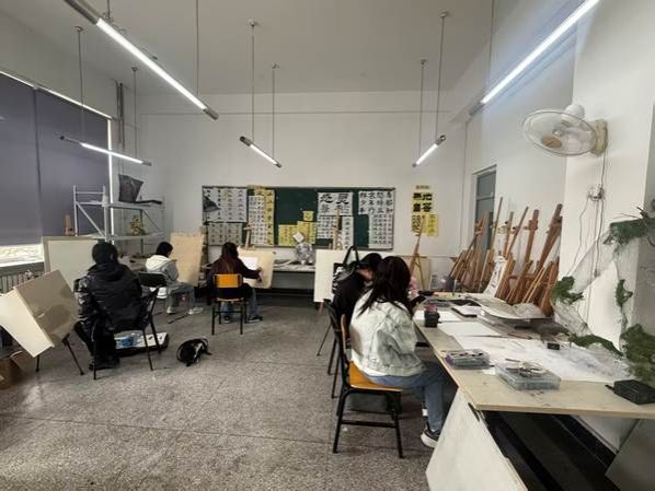 造型基础教育学院开展教室安全与卫生专项检查