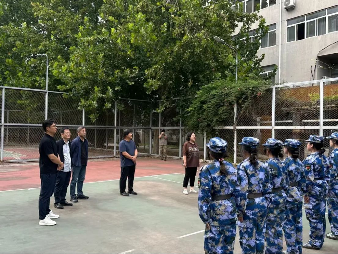 热血军训场，温情关怀时——造型基础教育学院领导慰问2025级军训新生